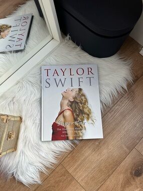 Taylor Swift White & Red Illustrated 'Superstar' Biography Book